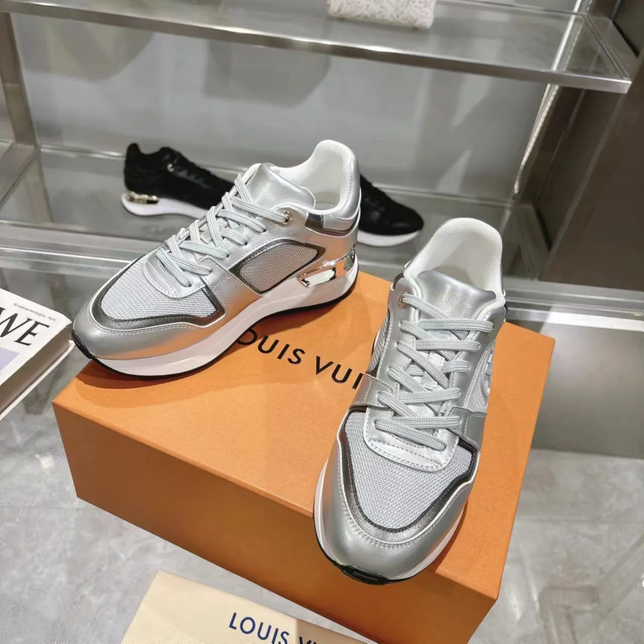 [L Family] P: 760💰Size 35-42 for women, 39-46 for men, (41.42 for women, 45.46 for men, customized) .LV Donkey Brand 🔥🔥LOUIS VUITTON Louis Vuitton's official website synchronizes the 2025 autumn and winter couple's models, which are now on the market, this Neo Run Away sneakers are inspired by running shoes, integrating LV's iconic must-have shoes into the trend. This version is a 1:1 replica of the original version. It is made of two-tone calfskin to highlight its simple lines and unique wedge outsole. Key details include the LV initials on the side and an engraved gold heel stabilizer on the back plus a 2cm hidden insole.